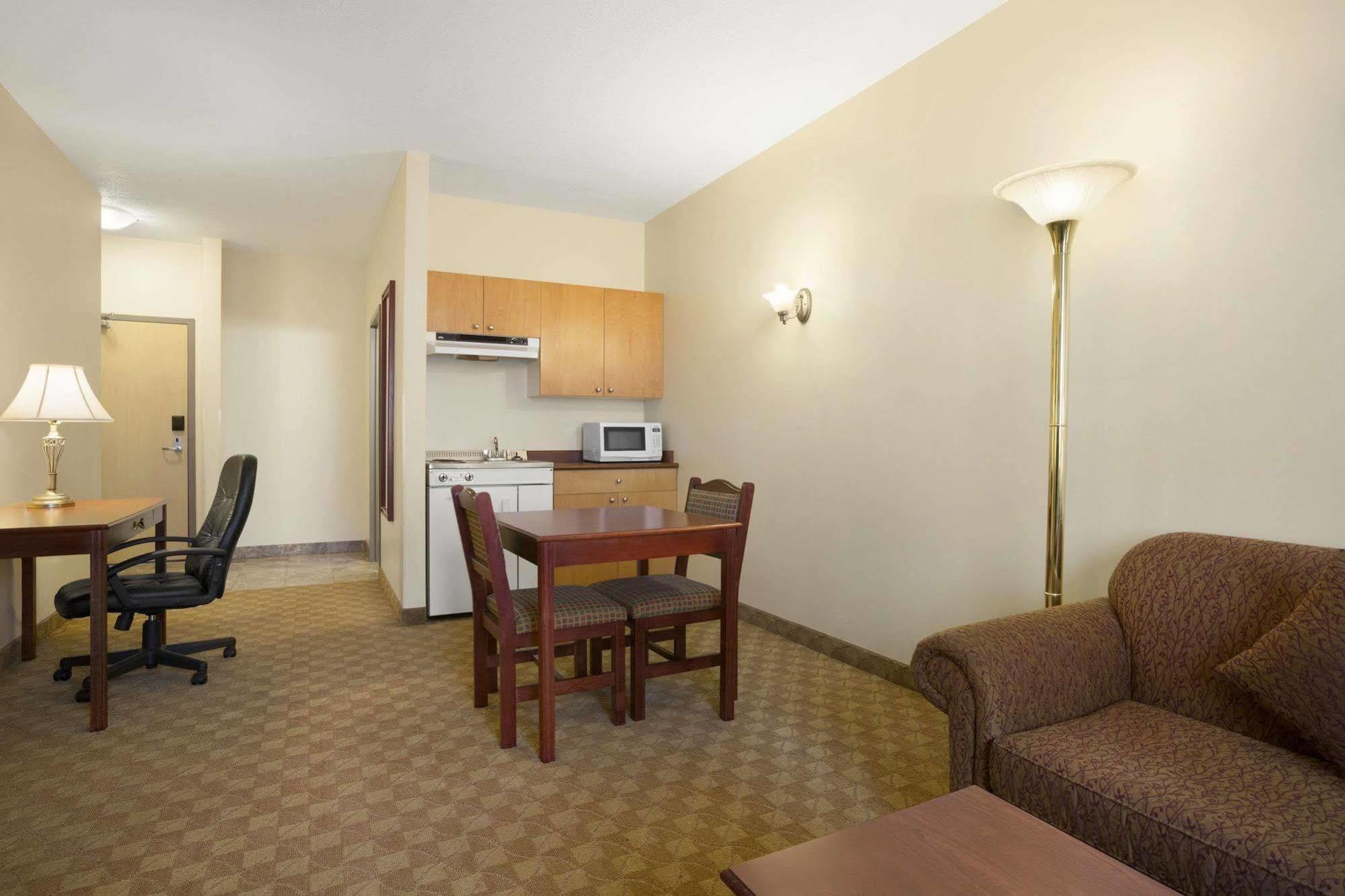 Days Inn By Wyndham Dawson Creek Εξωτερικό φωτογραφία